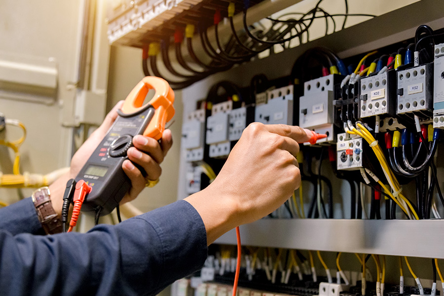 electrician-repairing-circuit-breaker-at-commercial-building-acworth-ga